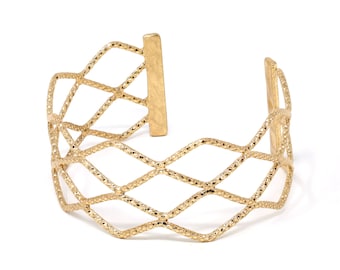 Könnte beinhalten: Ein goldfarbenes Metall-Armreif mit geometrischem, durchbrochenem Design. Das Armband besteht aus einer Reihe miteinander verbundener Diamantenformen.