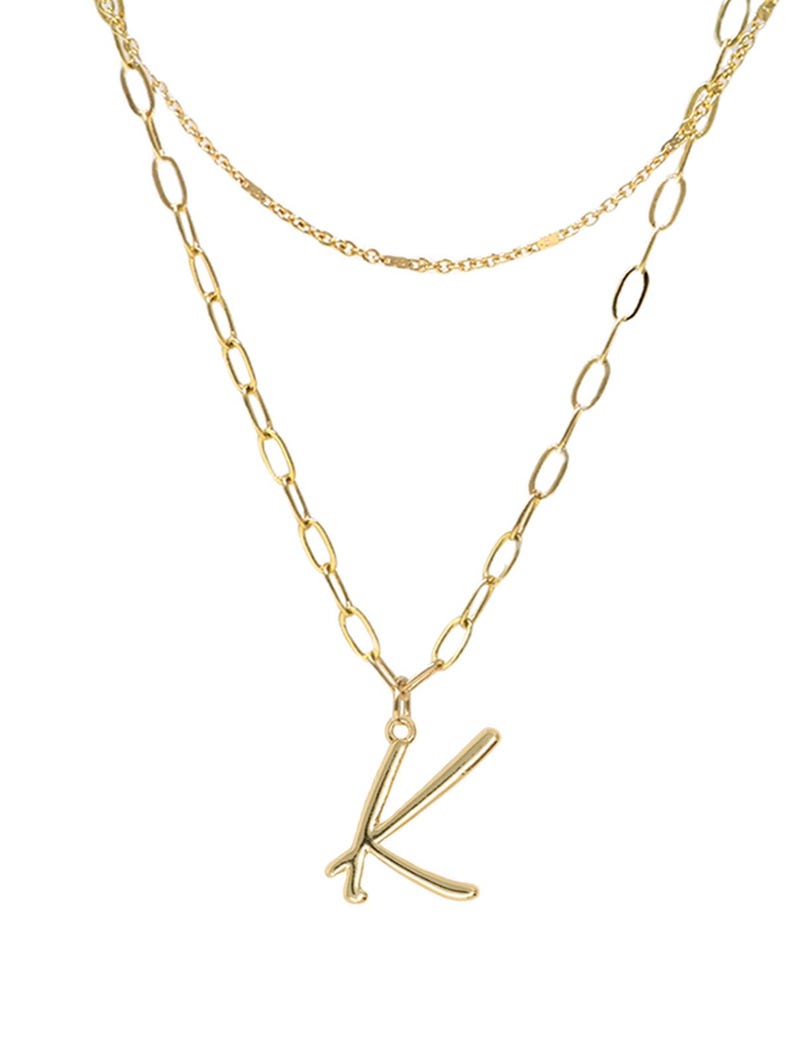 Puede incluir: Un collar de cadena de oro con una cadena delicada y una cadena m&aacute;s grande. La cadena m&aacute;s grande tiene un colgante de oro con la letra K.