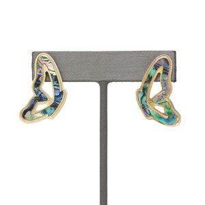 Pode incluir: Um par de brincos de borboleta de ouro com incrusta&ccedil;&otilde;es de madrep&eacute;rola de abalone iridescente.