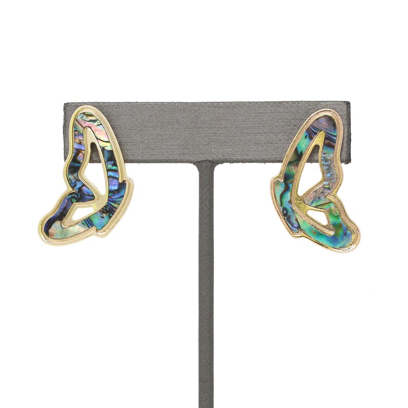 Pode incluir: Um par de brincos de borboleta de ouro com incrusta&ccedil;&otilde;es de madrep&eacute;rola de abalone iridescente.