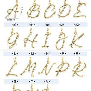 Puede incluir: Una selecci&oacute;n de abalorios de letras cursivas de color dorado, cada letra est&aacute; en un abalorio separado. Las letras son de la A a la V, con cada letra mostrada en una l&iacute;nea separada. Las letras tienen un tama&ntilde;o de 15 mm. La imagen incluye el texto "[Size & Letter selection]" y "Bauble Sky Timeless Fashion Jewelry".
