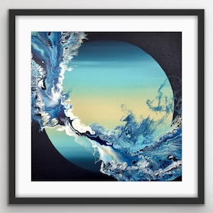 Op de afbeelding: Abstracte kunstprint in een zwarte lijst. Het kunstwerk toont een cirkelvormig ontwerp met tinten blauw, wit en geel, dat doet denken aan een planeet. Vloeiende penseelstreken creëren een dynamisch, golfachtig effect.