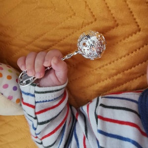 Primer sonajero de plata para bebé. Juguete mágico con sonido para bebé. Idea de regalo de sonajero personalizado para recién nacido. Recuerdo de bautizo para bebé. Juguete para bebé grabado a medida