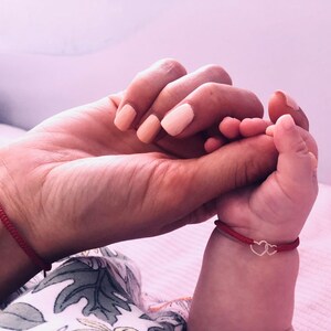 Regalo para mamá y bebé. Pulsera dorada para recién nacido. Hilo rojo para bebé. Corazones dobles para madre e hijo. Idea de regalo para el nacimiento de un niño. Regalo para baby shower.