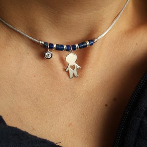 Colar de pingente de prata para bebê menino. Presente para a mãe. Bebê menino personalizado. Inicial personalizada menino para as mães. Ideia de presente de aniversário. Berloque infantil