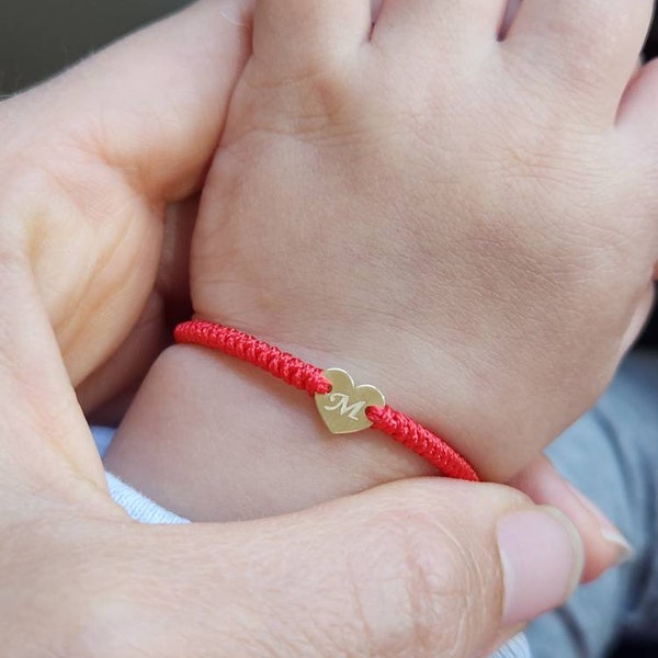 Individuelles Babygeschenk. Personalisiertes Goldarmband für Neugeborene. Roter Faden, Baby. Erstes Geschenk für Neugeborene. Individuelles Geschenk zur Geburt eines Kindes. Goldherz nach Maß