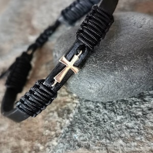 Echt gouden kruisarmband. Zwarte leren sieraden voor hem. Christelijke kruissieraden. Dooparmband. Cadeau voor vader. Minimalistisch echt.