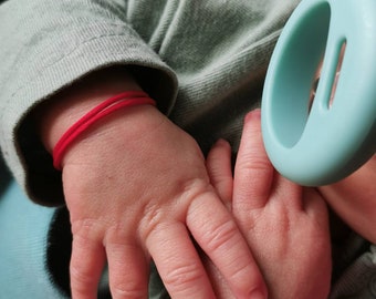 Bracciale per bambino con cordino rosso. Braccialetto rosso tradizionale per bambini. Filo rosso della Kabbalah neonato. Regalo per bambini. Filo rosso di protezione sottile