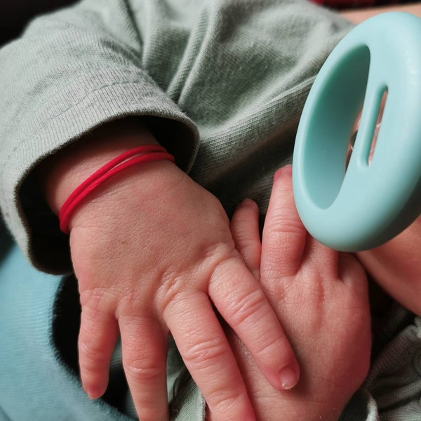 Bracciale per bambino con cordino rosso. Braccialetto rosso tradizionale per bambini. Filo rosso della Kabbalah neonato. Regalo per bambini. Filo rosso di protezione sottile