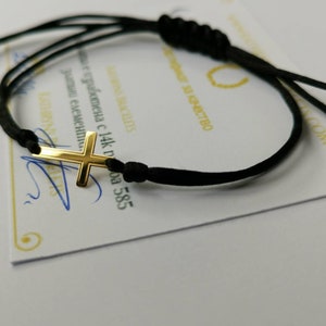 14k massief geelgouden kruisarmband. Zwarte draad en gouden kruis. Gouden kruisarmband voor heren. Kruissieraden voor heren. Cadeau voor hem. Zwart koord