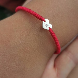 Regalo personalizado para bebé. Pulsera personalizada para recién nacido. Pulsera de hilo rojo para bebé. Regalo inicial para recién nacido. Regalo personalizado para el nacimiento del niño. Regalo con letra de corazón