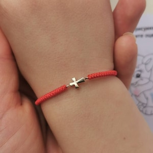 Regalo de bautizo para bebé. Pulsera de cruz para bebé en oro macizo de 14k. Pulsera de cruz para niños. Hilo rojo de protección para niños. Regalo de bautizo para bebé