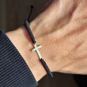 Bracelet croix jaune 14 carats pour homme. Fil noir et croix dorée. Bijoux croix de baptême. Cadeau pour lui. Idée cadeau pour homme qui part. Bijoux Jésus