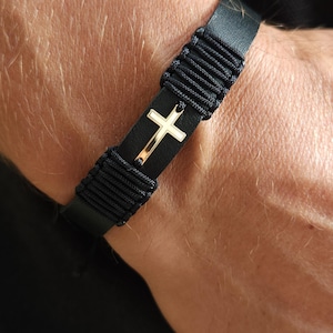 Leren kruisarmband. Gouden kruisarmband voor hem. Christelijke sieraden. Afscheidscadeau. Jezus armband. Zwarte leren sieraden voor hem.