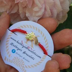 Pie de bebé personalizado en oro macizo. Regalo personalizado para recién nacido. Hilo rojo para bebé. Pulsera roja de oro de 14 quilates para niños. Joyería personalizada para bebé.
