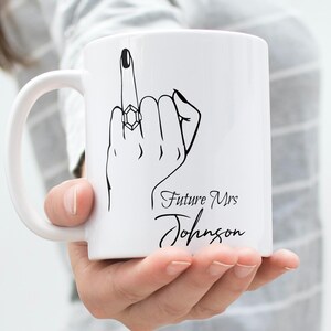 Personalizowany kubek Future Mrs - spersonalizowany prezent zaręczynowy, kubek na palec serdeczny, prezent na wieczór panieński dla przyszłej panny młodej, wyjątkowy prezent ślubny