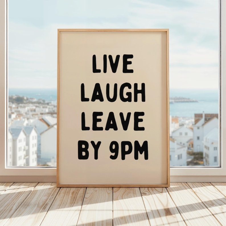 Póster Live Laugh Leave By 9pm / Impresión divertida para introvertidos / Arte mural para ansiedad social / Beige y negro imagen 1