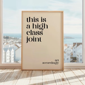 Questa è una stampa di alta classe "Act Accordingly" / Divertente arte murale per il bagno / Poster di tipografia di classe / Beige e nero