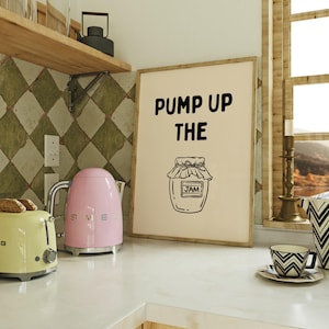 Pump Up The Jam Druck | Lustige Wandkunst für die Küche | Lebensmittel Wortspiel | Retro Speisekammer Dekor | Marmelade Liebhaber Geschenk | Beige & Schwarz