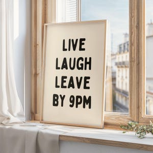 Póster Live Laugh Leave By 9pm / Impresión divertida para introvertidos / Arte mural para ansiedad social / Beige y negro imagen 9