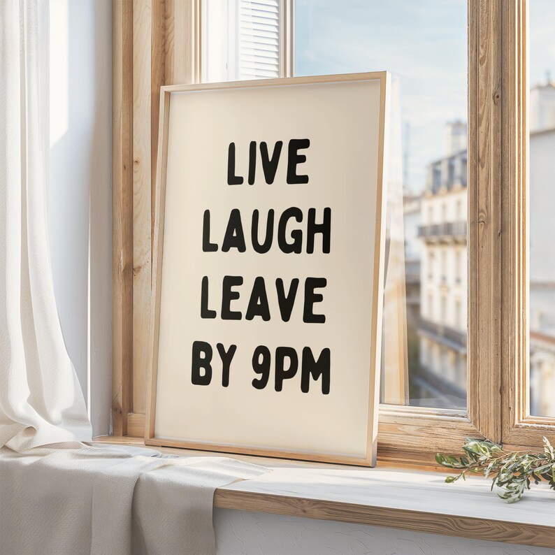 Póster Live Laugh Leave By 9pm / Impresión divertida para introvertidos / Arte mural para ansiedad social / Beige y negro imagen 9