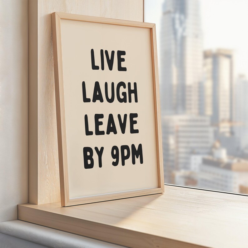 Póster Live Laugh Leave By 9pm / Impresión divertida para introvertidos / Arte mural para ansiedad social / Beige y negro imagen 5
