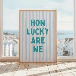Impresión "Qué suerte tenemos" / Decoración sentimental para dormitorio / Póster de pareja adorable / Arte mural tipográfico con estilo / Azul