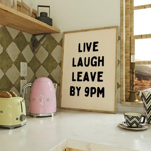 Póster Live Laugh Leave By 9pm / Impresión divertida para introvertidos / Arte mural para ansiedad social / Beige y negro imagen 6