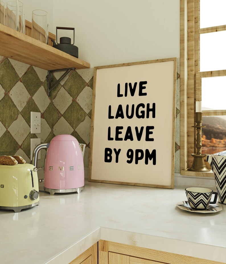 Póster Live Laugh Leave By 9pm / Impresión divertida para introvertidos / Arte mural para ansiedad social / Beige y negro imagen 6