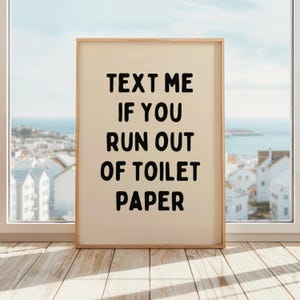 Póster Envíame un mensaje de texto si te quedas sin papel higiénico / Impresión artística divertida para pared de baño / Beige y negro