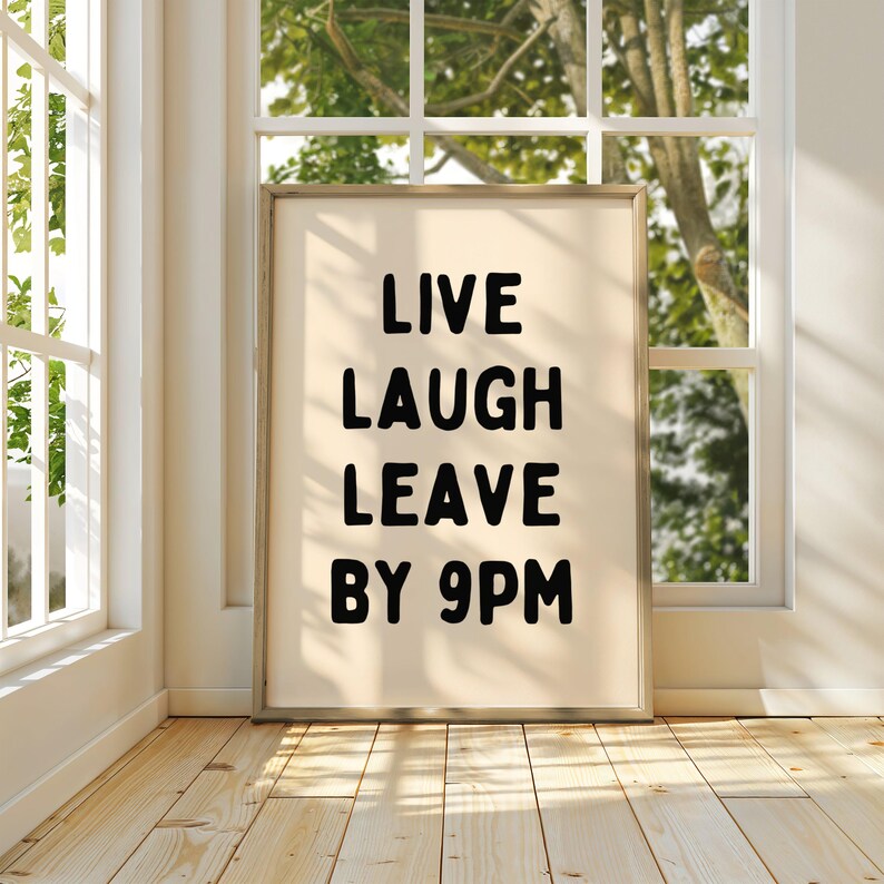 Póster Live Laugh Leave By 9pm / Impresión divertida para introvertidos / Arte mural para ansiedad social / Beige y negro imagen 4