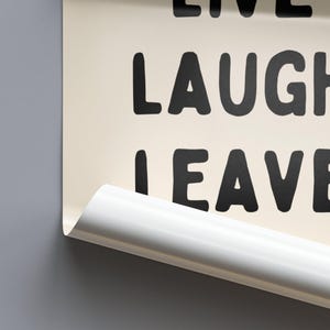 Póster Live Laugh Leave By 9pm / Impresión divertida para introvertidos / Arte mural para ansiedad social / Beige y negro imagen 2