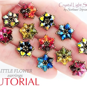 Puede incluir: Primer plano de 10 pendientes de flores con cuentas de colores, cada uno con una combinación de colores diferente. Los pendientes están dispuestos en una mano, con el texto "LITTLE FLOWER earrings TUTORIAL" debajo. El texto "Crystal Light Studio by Svetlana Vogrineec" está en la parte superior de la imagen.