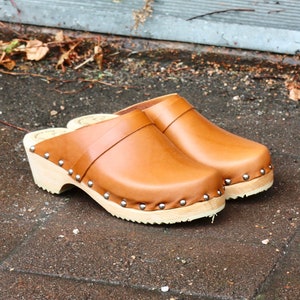 Vegetable tanned natural leather women clogs with decorative nails