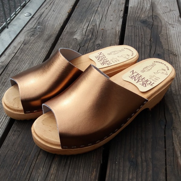 Slip-in open toe metallic clogs