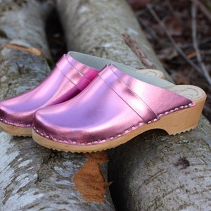 Metallic women clogs