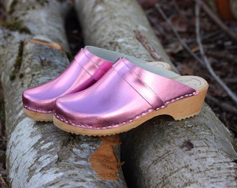 Metallic women clogs