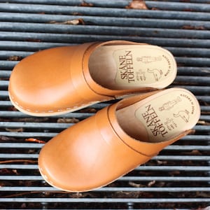 Women clogs in vegetable tanned leather