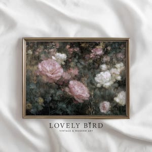 Puede incluir: Impresión floral enmarcada con rosas rosas y blancas en un jardín. La obra de arte tiene una estética vintage y un marco dorado. El texto "LOVELY BIRD VINTAGE & MODERN ART" está impreso en la parte inferior.