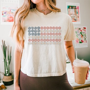 Floral American Flag Graphic Tee, Patriotic Cropped Tee, USA Crop Shirt, Comfort Colors® 4th of July Shirt, Women&#39;s 4th of July Graphic Tee