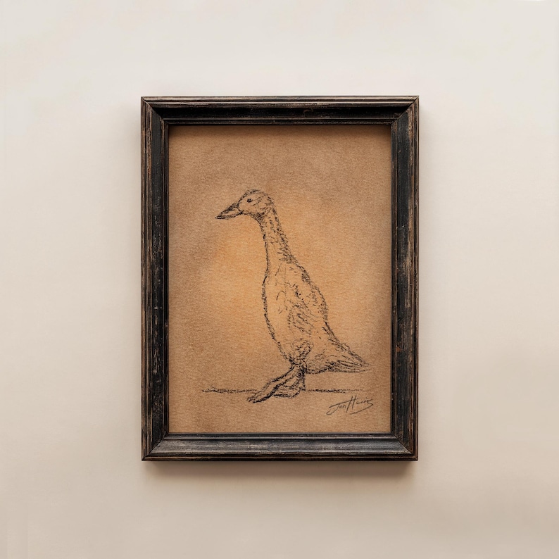 Puede incluir: Una obra de arte enmarcada que presenta un boceto a l&aacute;piz detallado de un pato. El pato se representa de perfil, con un cuello largo y un cuerpo esbelto. La obra de arte est&aacute; enmarcada en un marco de madera oscura y envejecida.