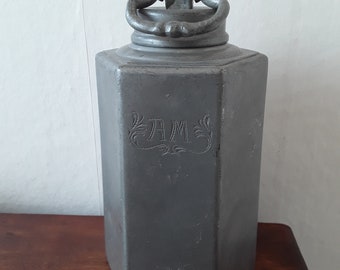 Antike Zinnflasche mit Monogramm AM Gravuren echseckig Schraubverschluss  24 cm punziert 19.Jahrhundert Vintage Boudoir Brocante Dekoration