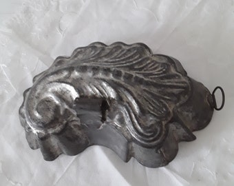 Antique baking pan French metal mold cake pan leaf decoration hanger Victorian farmhouse kitchen vintage brocante decoration country house