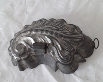 Frankreich alte Backform Kuchenform seltene Metallform mit Aufhänger Blattdekor Viktorianisch Landhausküche Vintage Brocante Deko