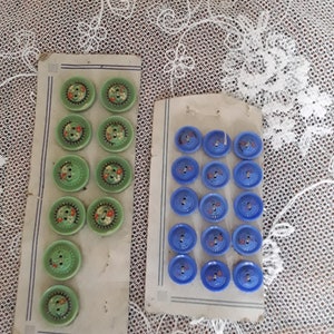 25x antieke glazen knopen met handbeschilderd bloemendecor Gablonz-knoopkaartverzamelaarsknopen 12 mm & 17 mm Victoriaanse vintage brocante verzamelobjecten