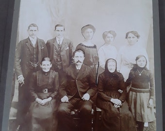 antikes Familienfoto Cabinet Photo schwarz weiß Andenken-Foto 29 x 35 cm groß Viktorianisch 19. Jahrhundert Vintage Boudoir Brocante Deko