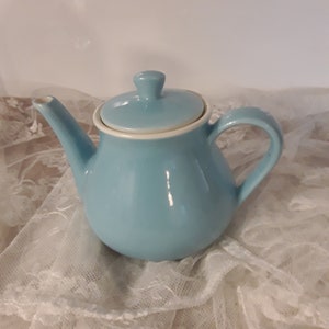 Alte Teekanne Kaffeekanne Pastellblau Steingut Keramik Kanne Kännchen 0,7 Liter feuerfester Boden WAKU 50er Jahre Vintage Shabby Brocante Bild 1