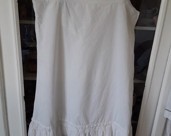 antikes  Leinennachthemd mit breiter Spitzenvolant weißes ärmelloses Leinenkleid Unterkleid Nachtshirt Weißwäsche french Vintage Brocante