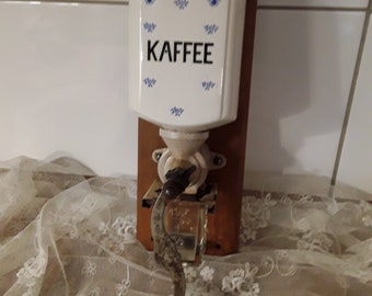 Antike Wandkaffeemühle  mit Handkurbel DRGM geschmiedetes Mahlwerk Gusseisen & Porzellan blaues Dekor viktorianisch Vintage Brocante Deko