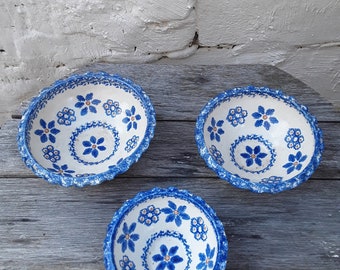 3x alte Schalen Keramikschüssel handgetöpfert blaues Blumendekor & Rüschenrand Servierschale Speisegericht Vintage Brocante Landhaus Deko